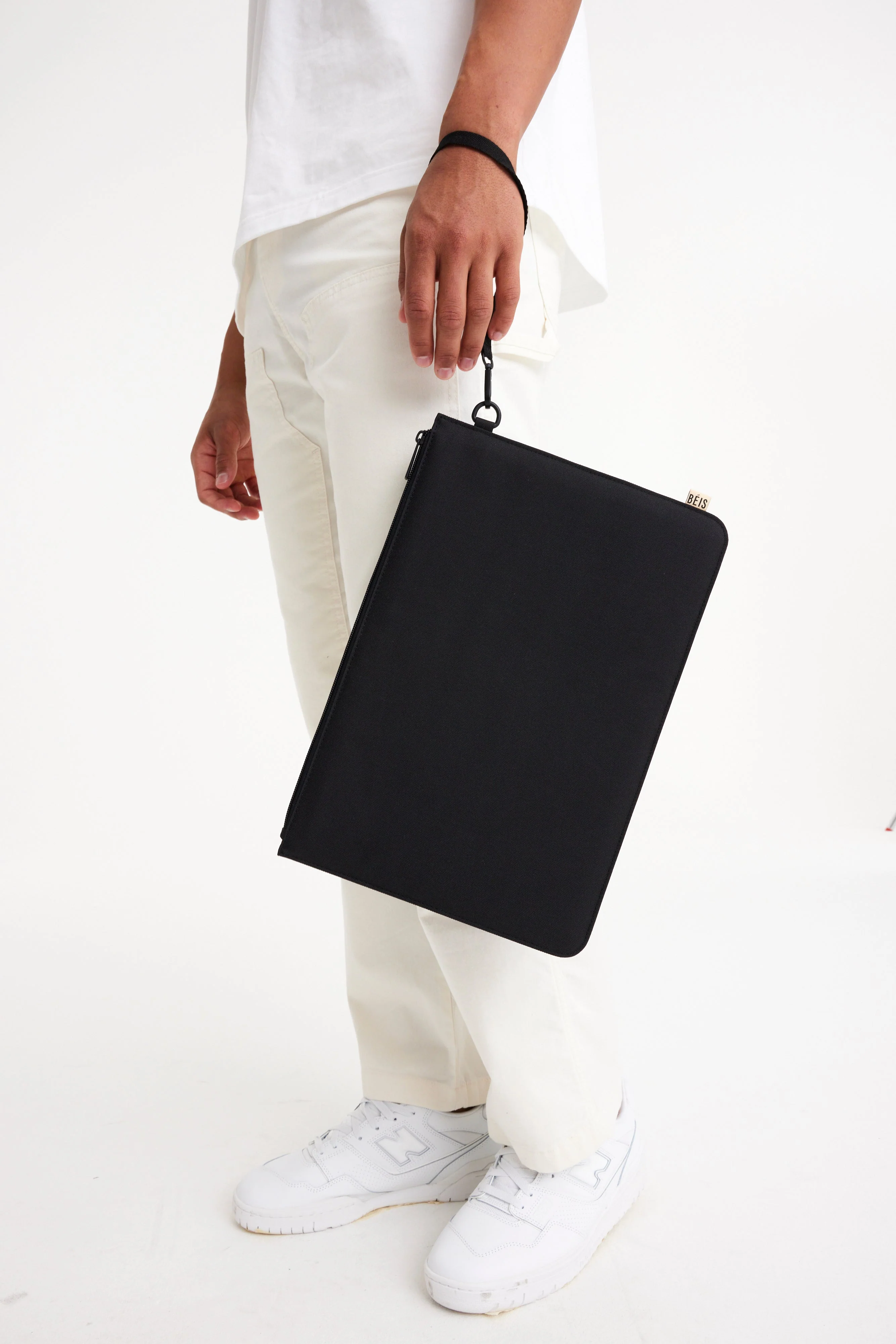 Resale The BÉISics Laptop Pouch in Black - Image 4