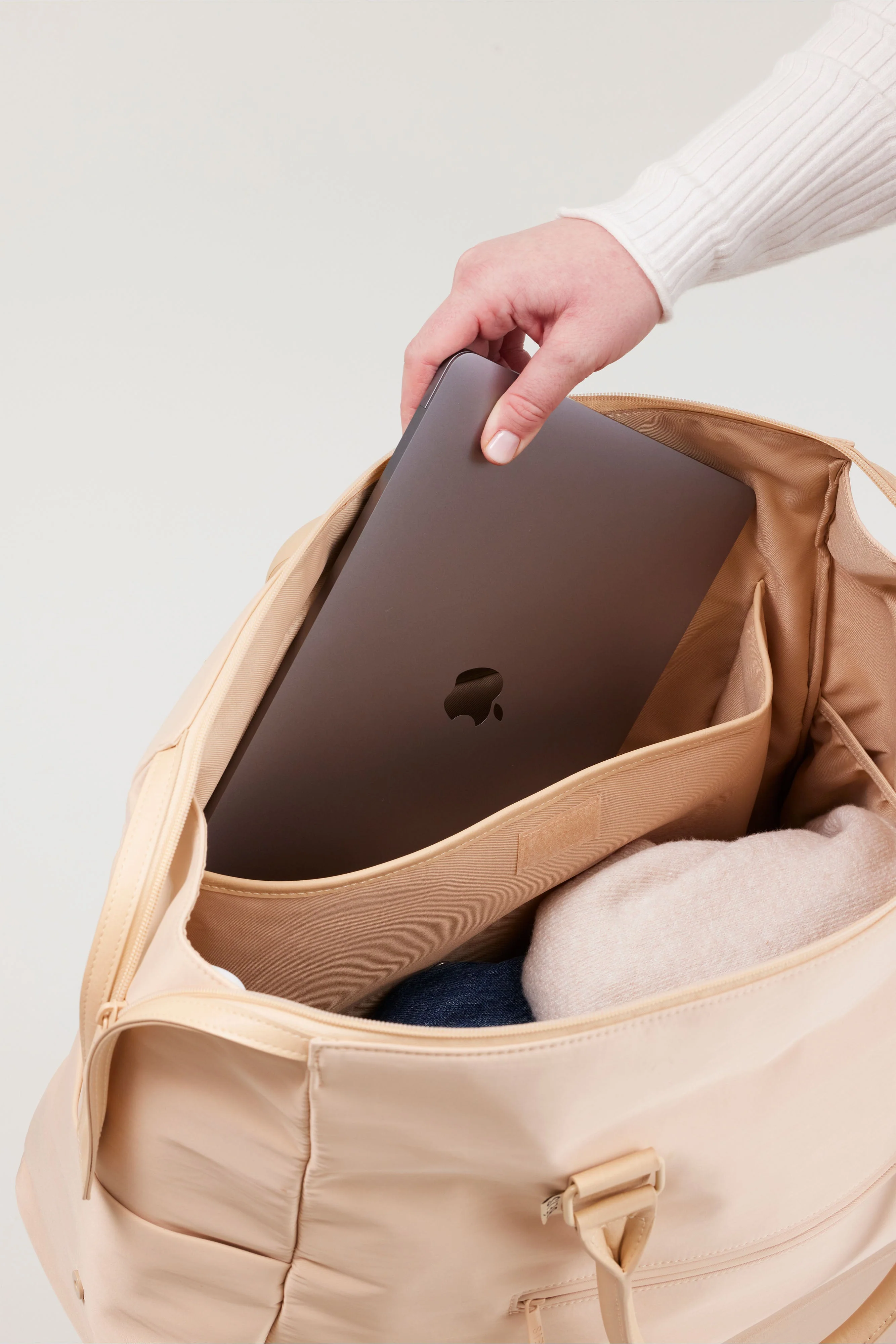 Resale The Commuter Duffle in Beige - Image 6