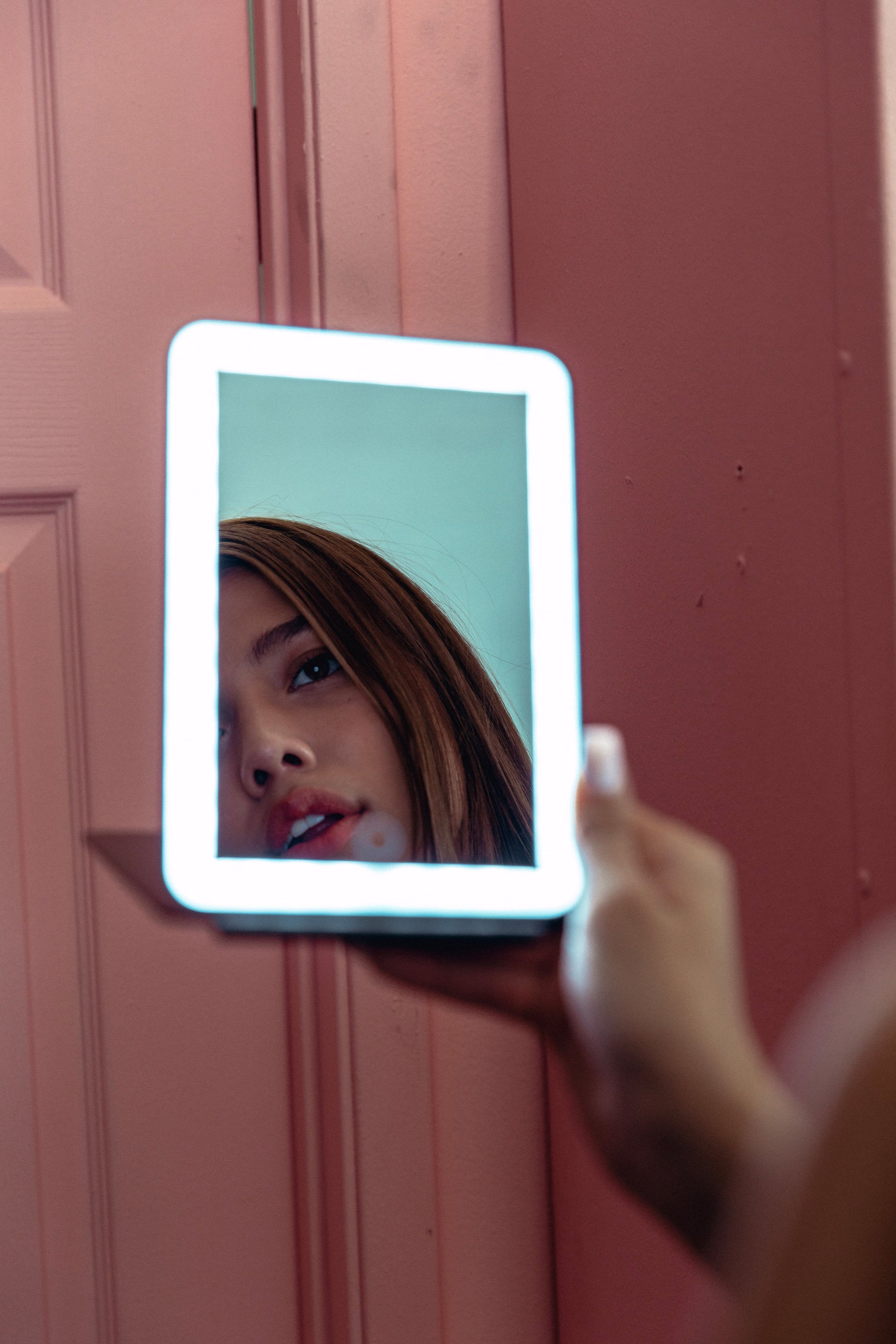 Resale The Light-Up Travel Mirror in Black - Image 7
