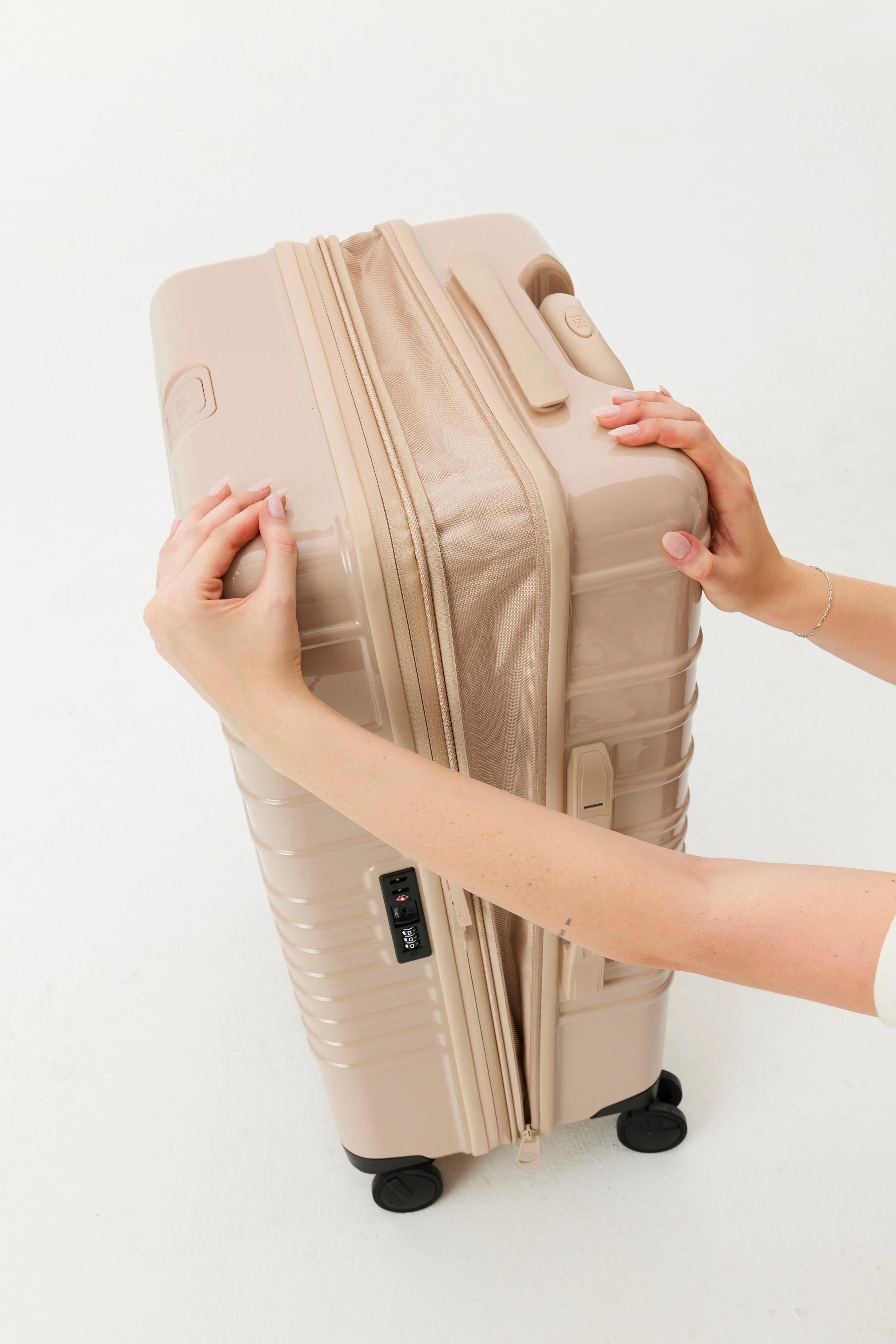 Resale The Medium Check-In Roller in Glossy Beige - Image 8
