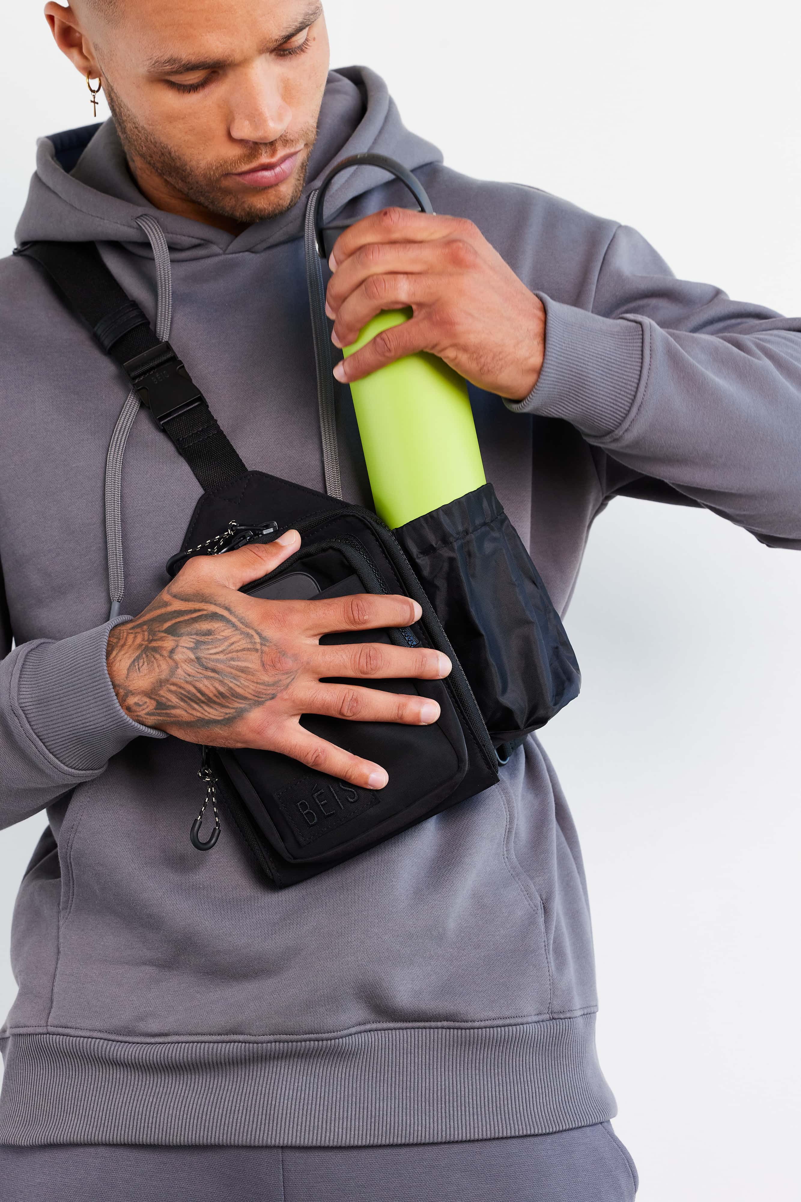 Resale The Sport Sling in Black - Image 7