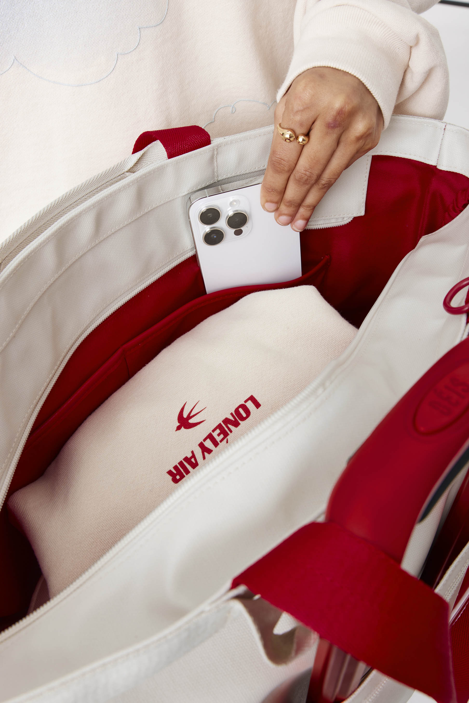 Resale The Travel Tote in Ghost White - Image 10