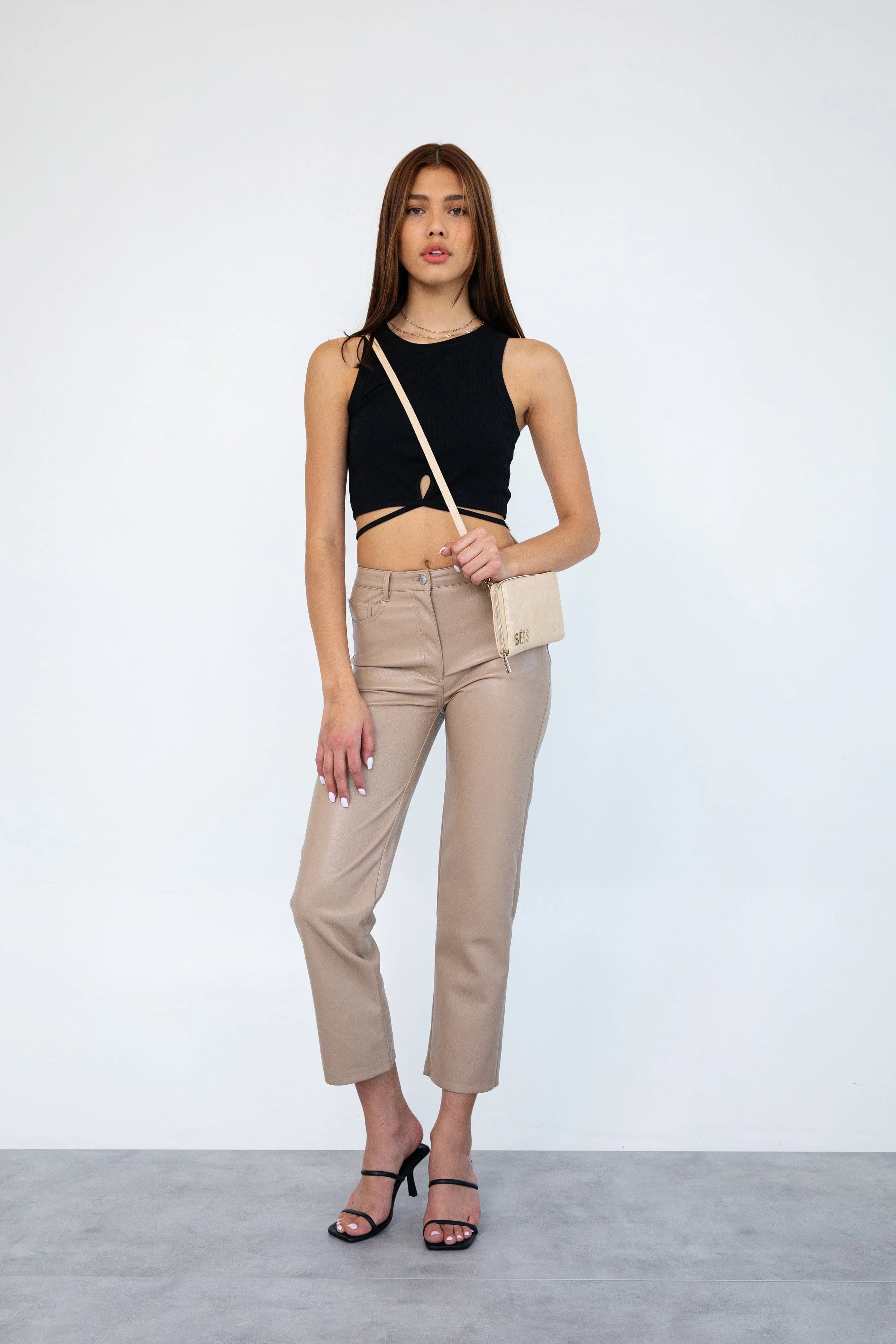 Resale The Travel Wallet in Beige - Image 2