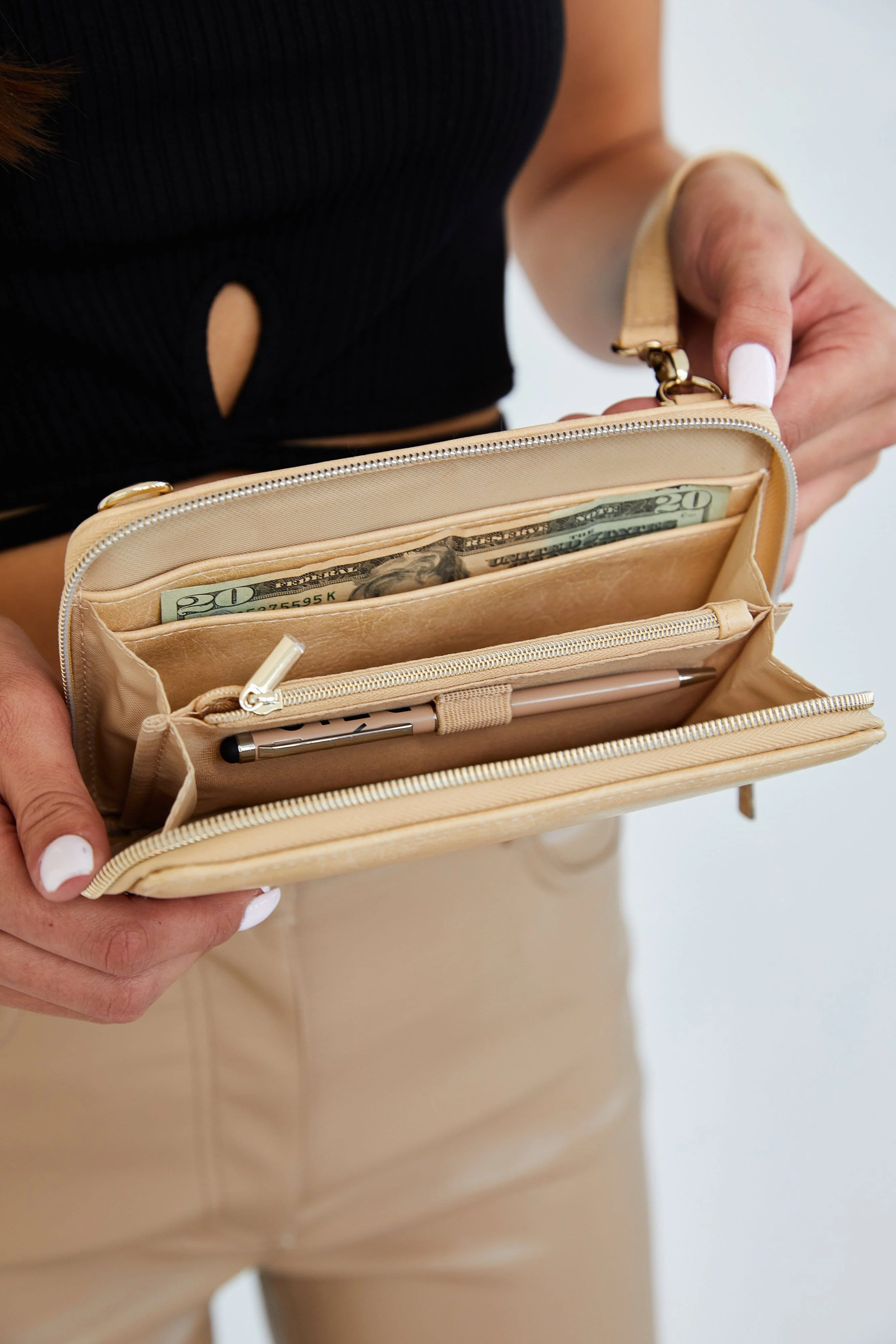 Resale The Travel Wallet in Beige - Image 5