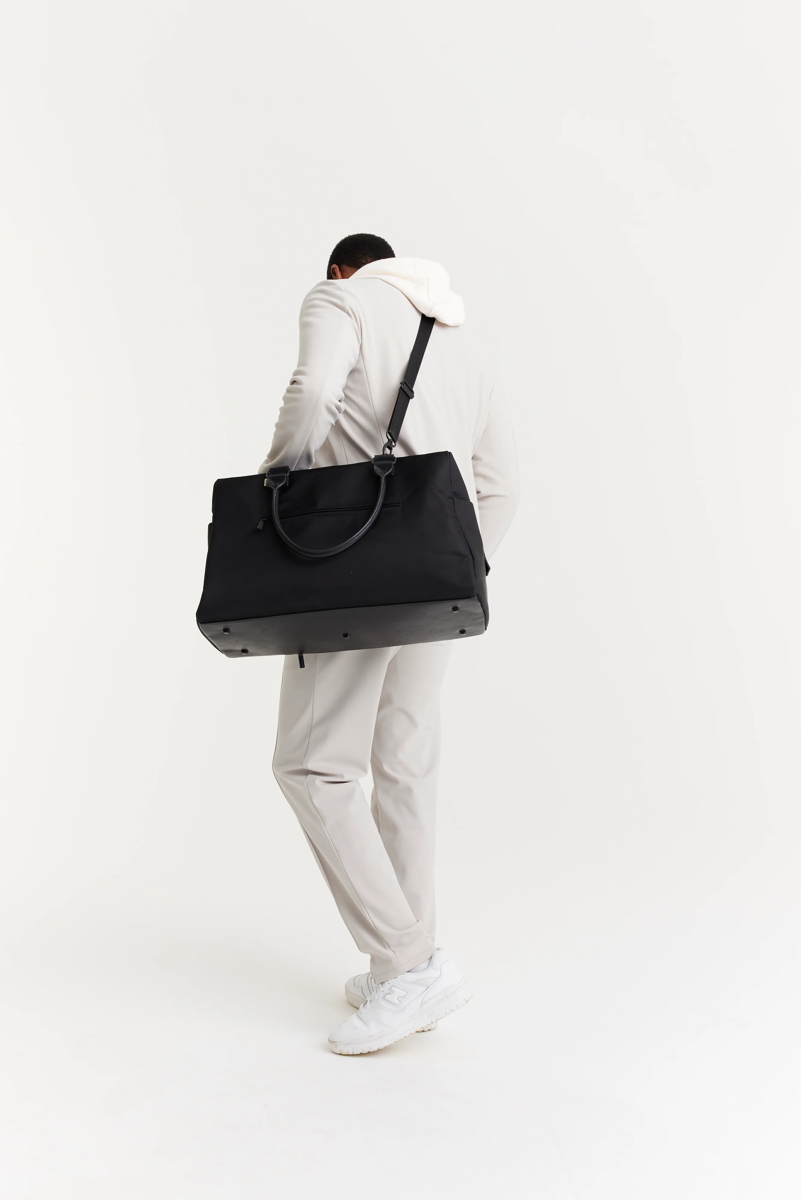 The Commuter Duffle in Black - Image 17