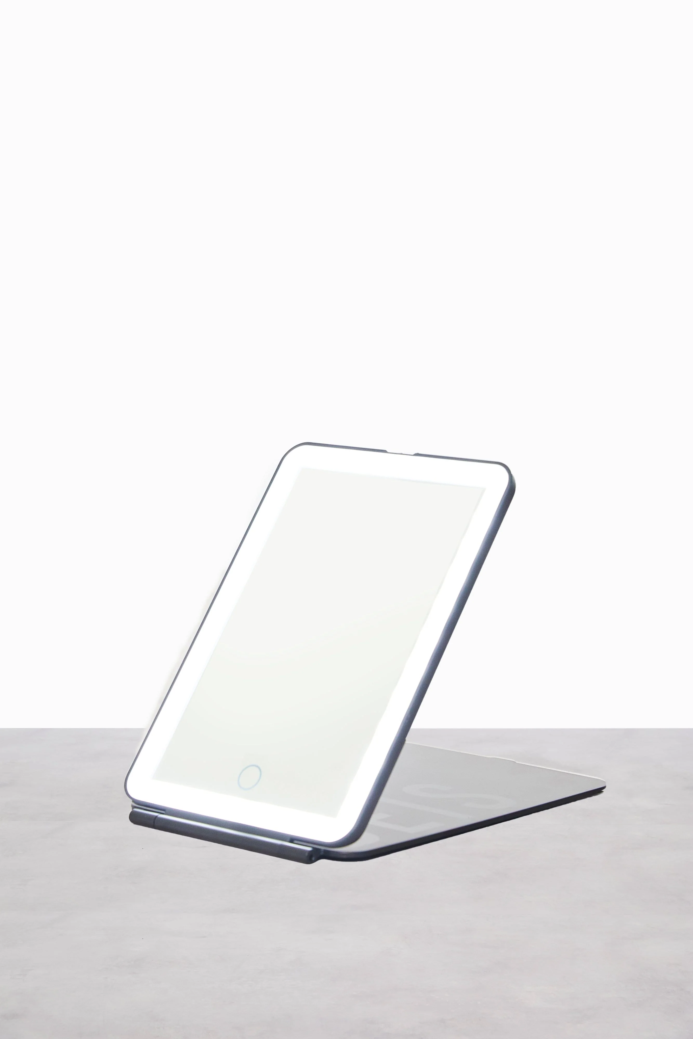 The Light-Up Travel Mirror in Black - Image 4