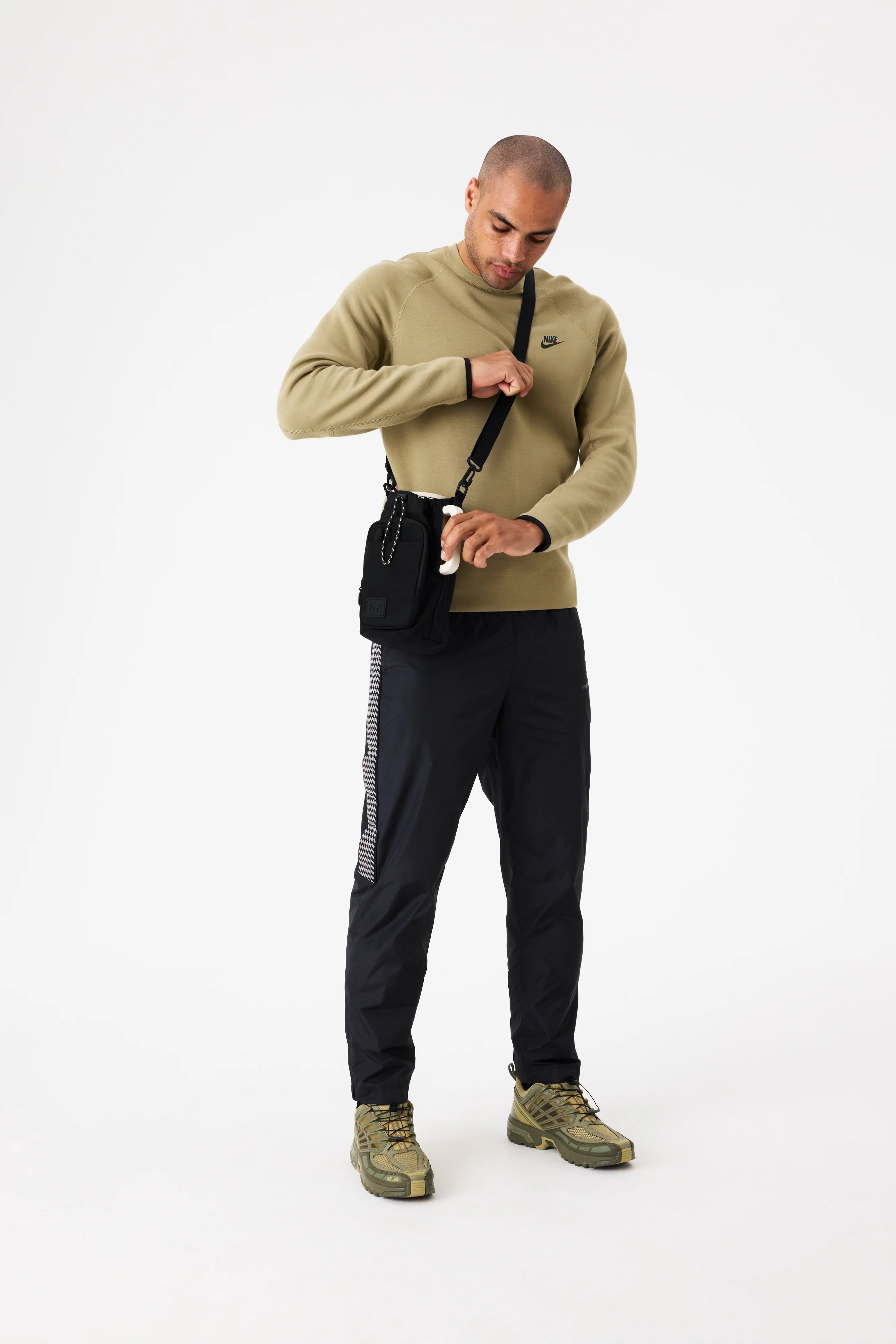 The Magnetic Water Bottle Sling in Black - Image 5