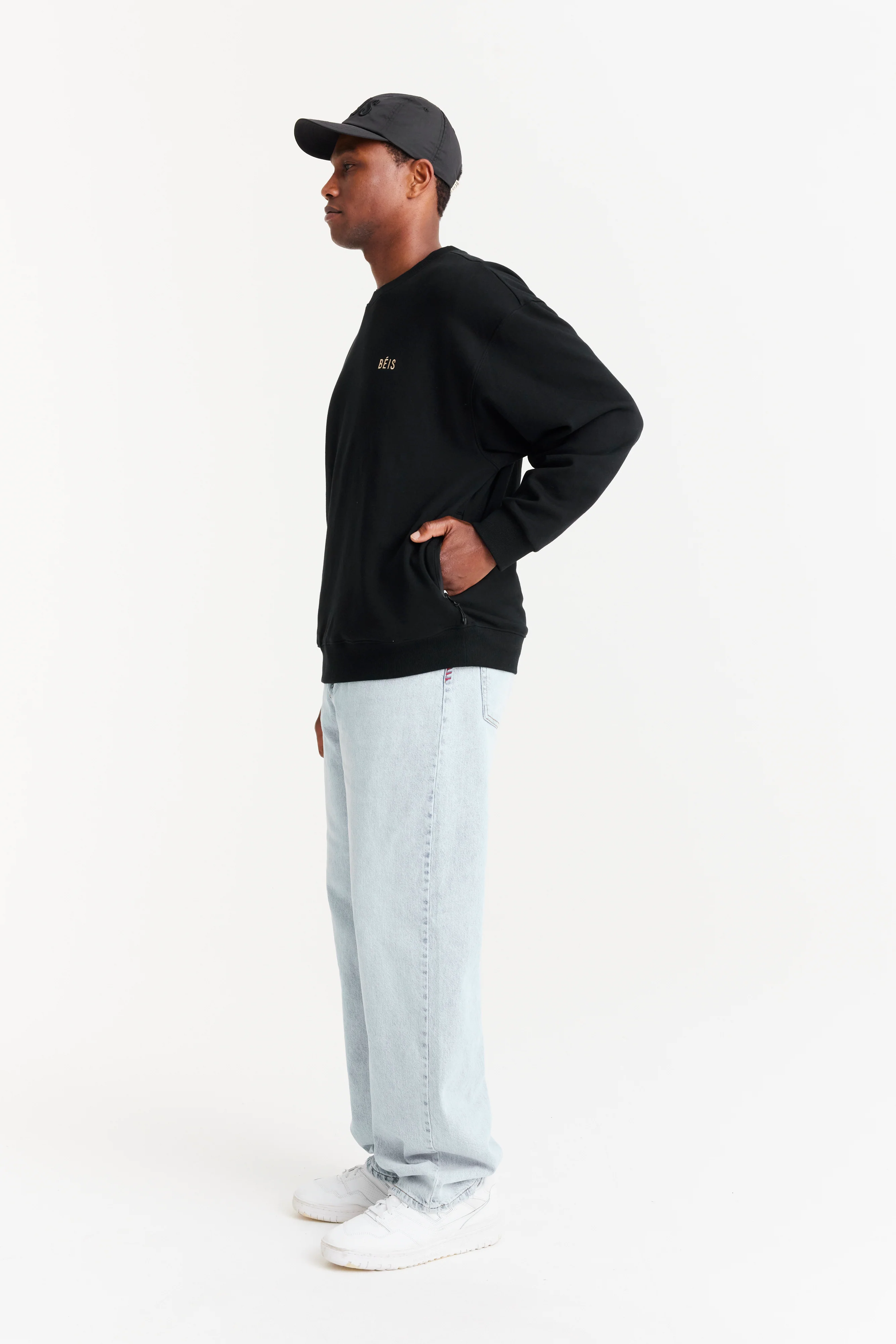 The Sweatshirt in Black - Image 11