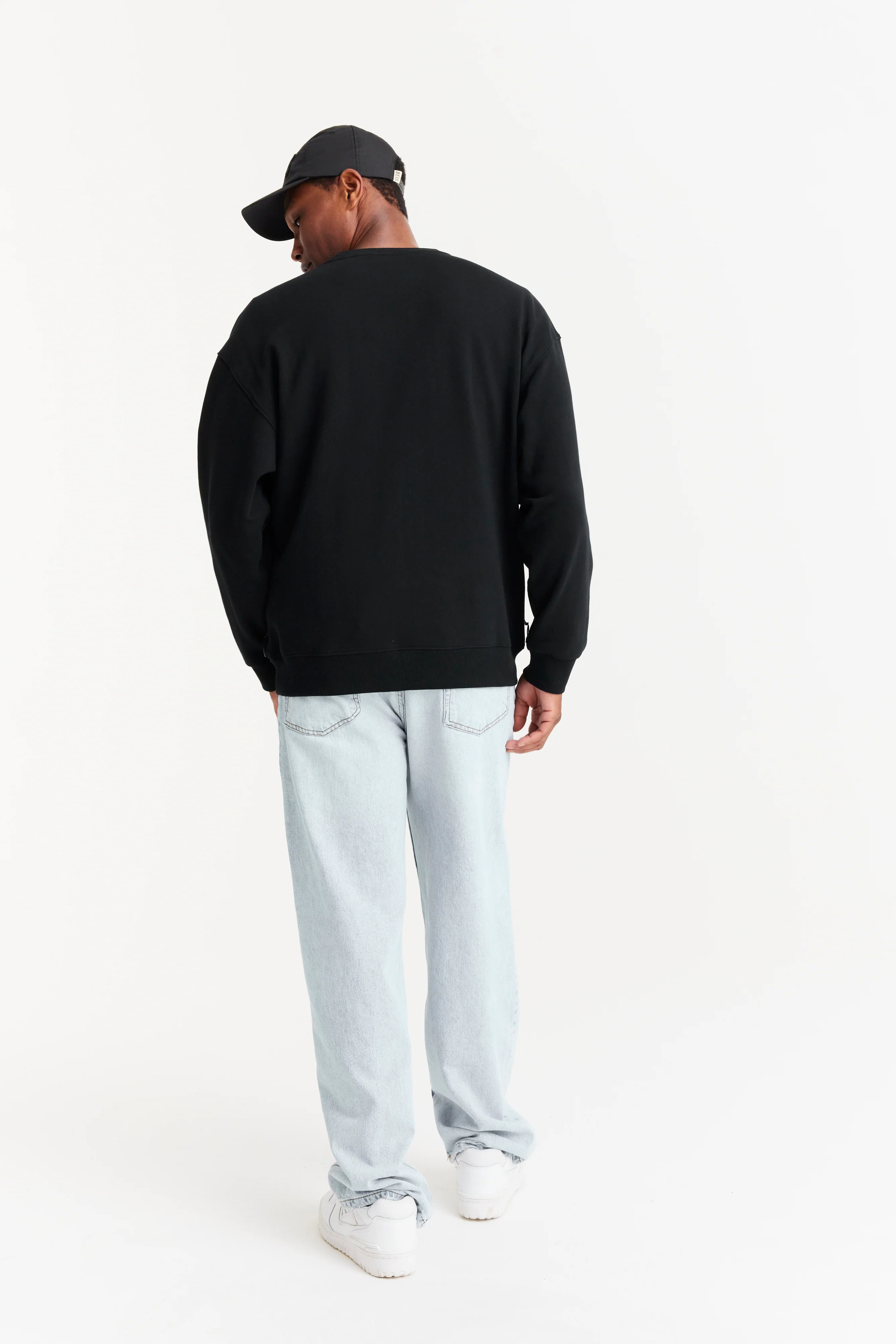 The Sweatshirt in Black - Image 4