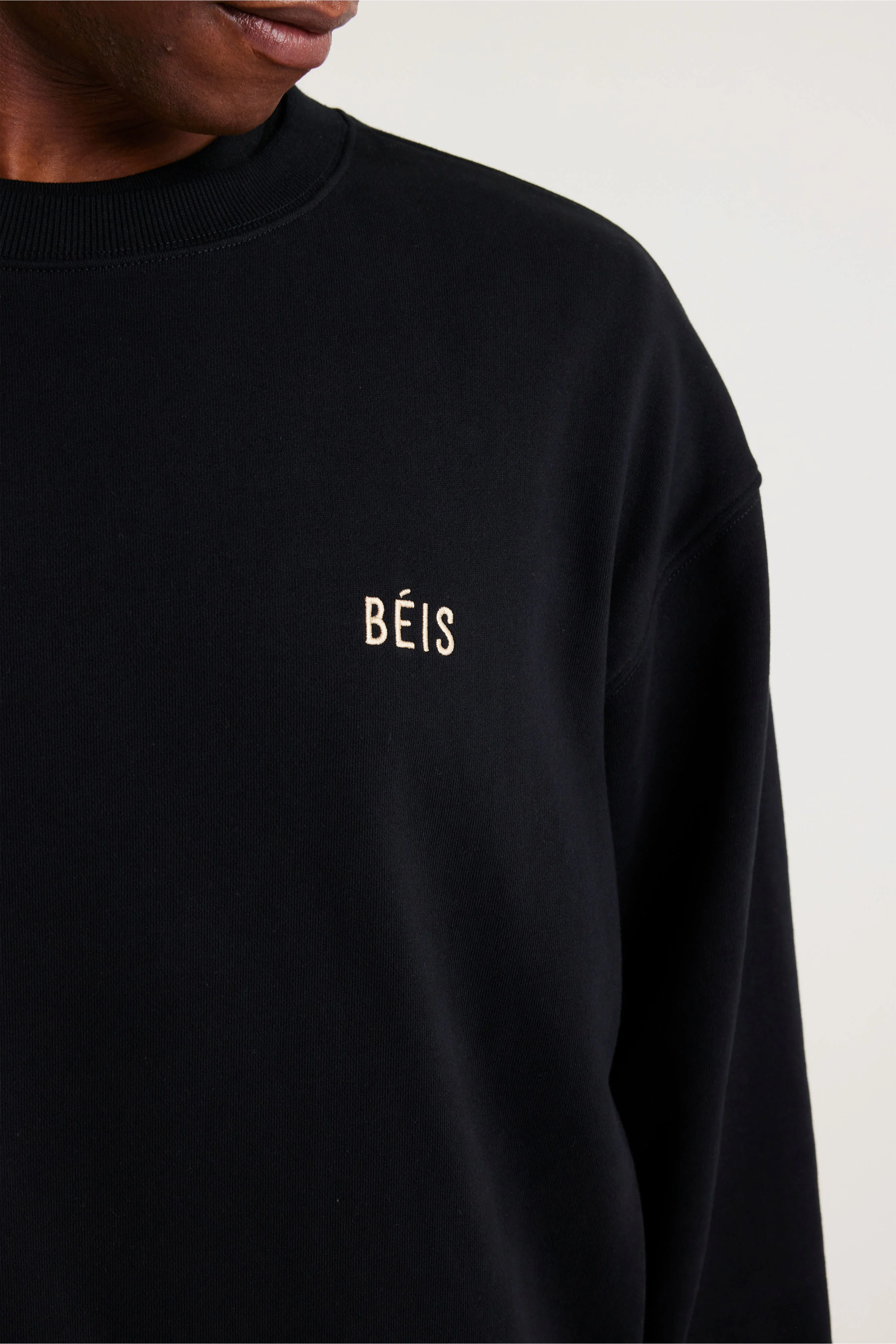 The Sweatshirt in Black - Image 6