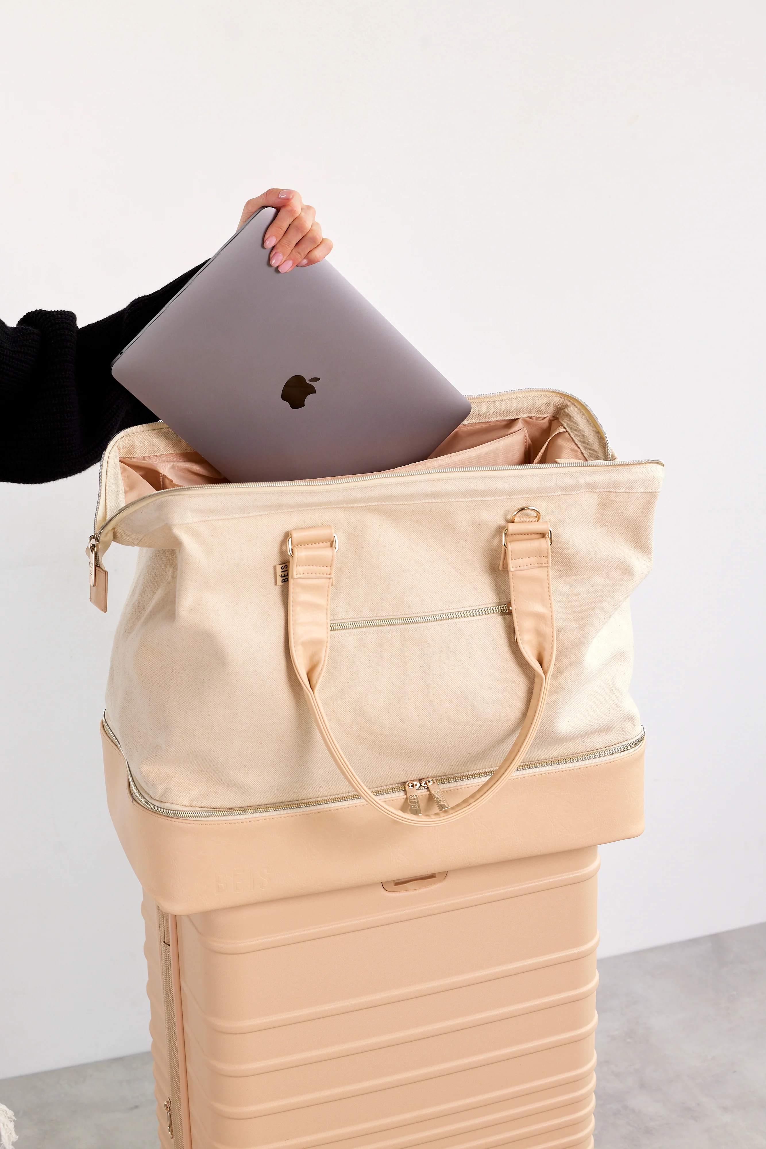 The Weekender in Beige - Image 8